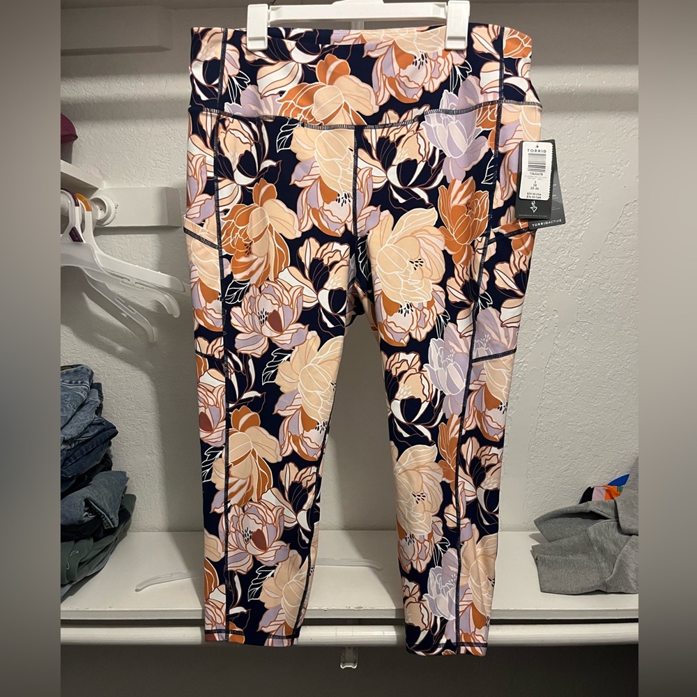 NWT Torrid Cropped Leggings